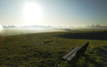 Stilte Wandeling mist bankje